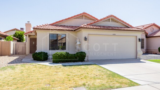 Primary Photo - Charming Ahwatukee Home in Gated Community...