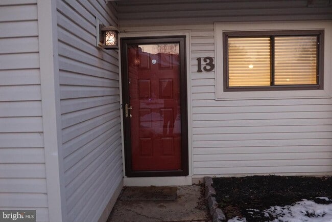 Building Photo - 13 Tulip Ct