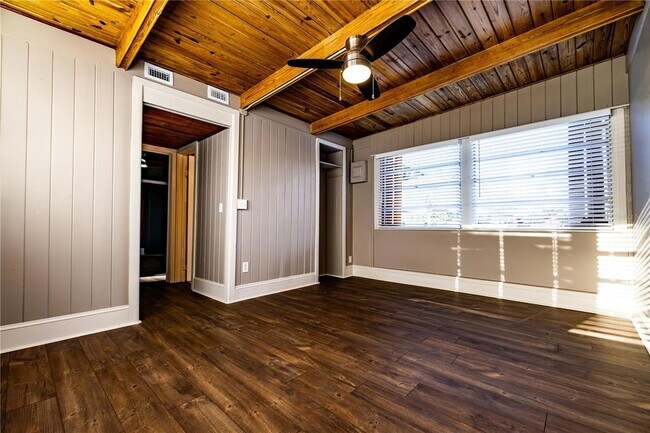 Building Photo - 2026 Sunset Ln