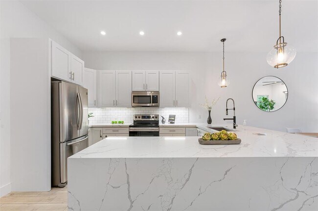 Building Photo - 1121 SW 2nd Ct