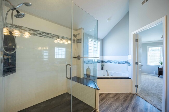 Building Photo - Stunning 6-Bed, 5-Bath Fully Remodeled Hom...