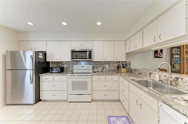 Building Photo - 3946 Wilshire Cir E