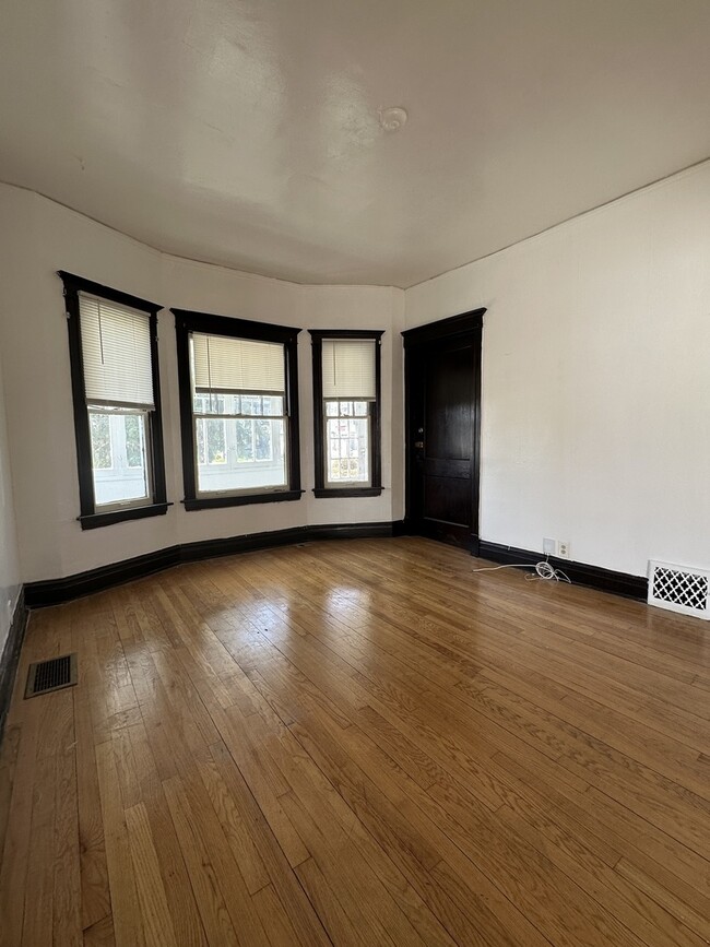 Building Photo - 361 N York St