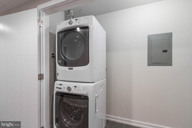 Building Photo - 720 S Sartain St