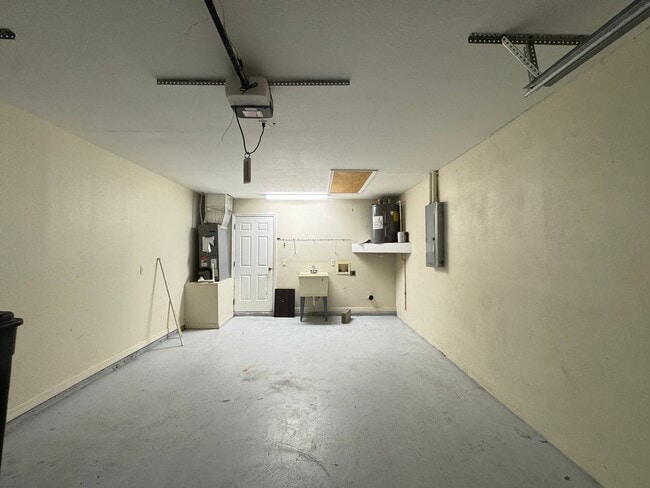 Building Photo - $300 OFF A MONTH OF RENT! Lovely, Spacious 2 Bedroom, 2 Bathroom Home in Sebring!!