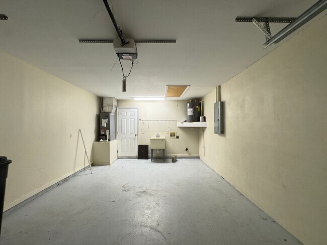 Building Photo - Lovely, Spacious 2 Bedroom, 2 Bathroom Home in Sebring!!