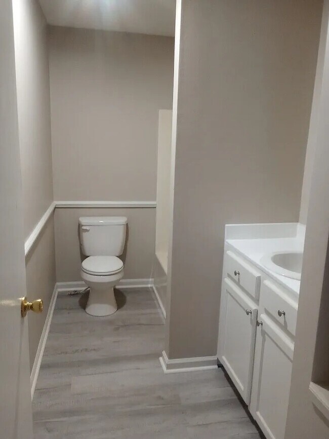 Building Photo - 3 Bedroom 2 Bathroom