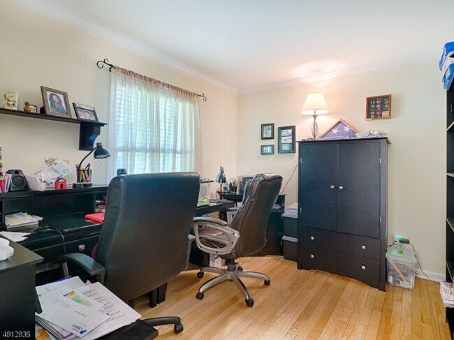 Building Photo - 32 Maple Ave