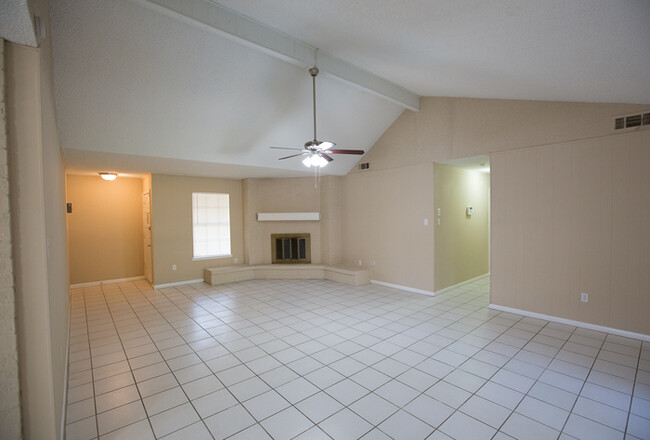 Building Photo - Brick Ranch with 2 car garage