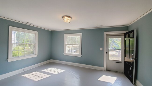 Building Photo - SUNSET PARK - 2 Bedroom House in quaint an...