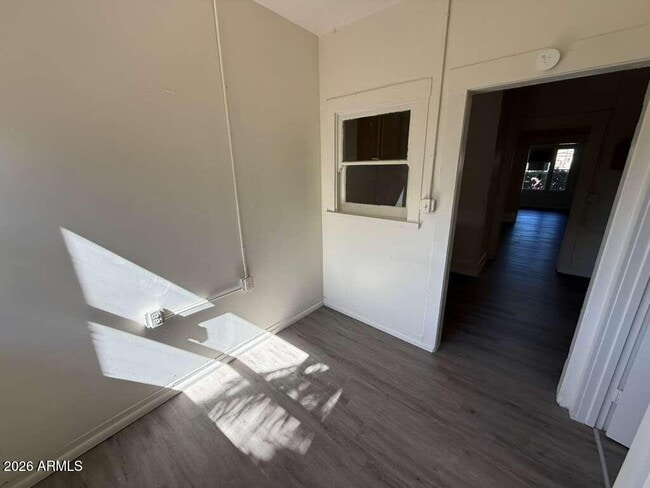 Building Photo - 647 E 8th St