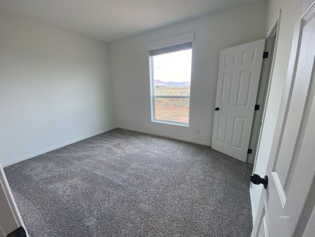 Building Photo - 2255 S Hopi Dr