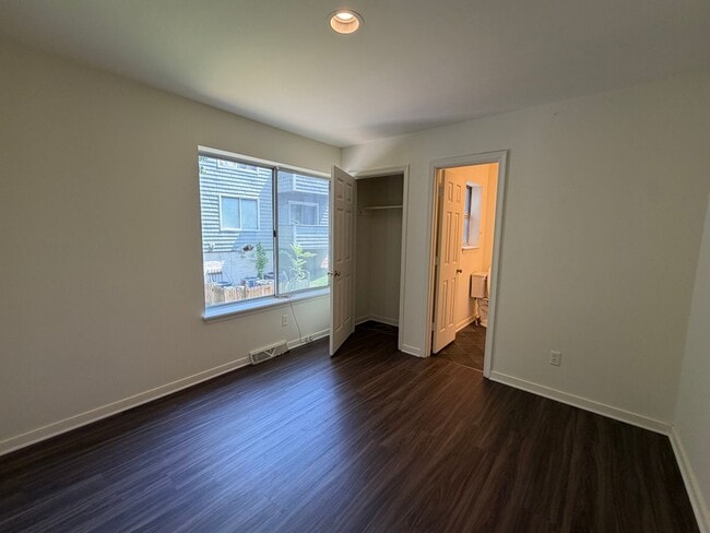Building Photo - 1250 Clifden Green