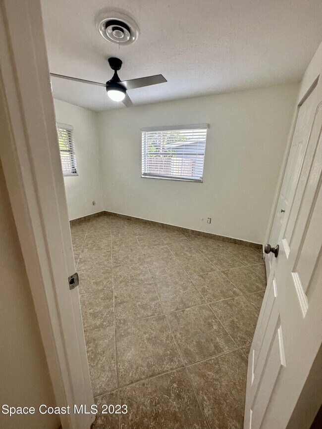 Building Photo - 250 Andros Dr