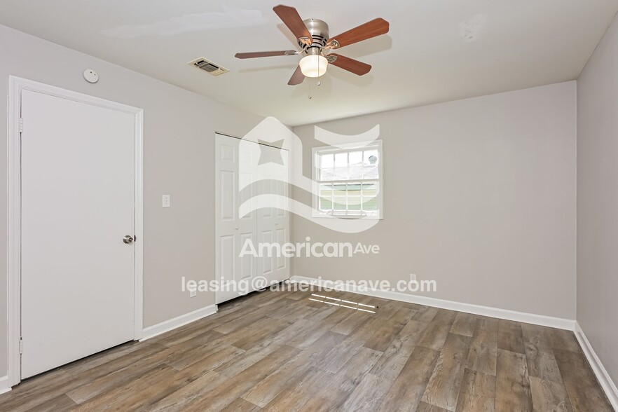 Building Photo - 4059 W Oak Dr