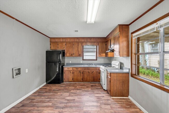 Building Photo - 3 Bedroom Home Across from JHS