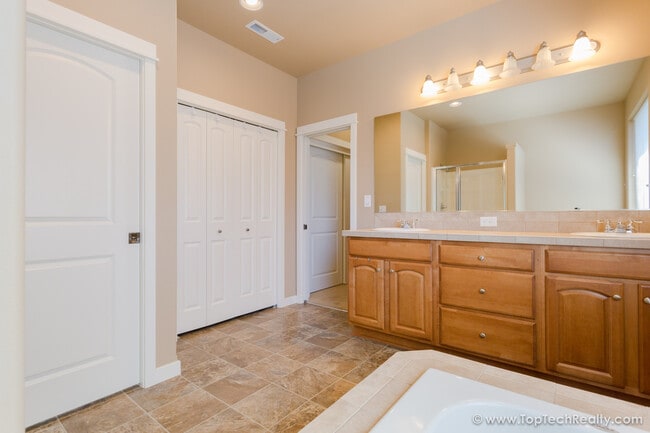 Building Photo - Stunning 3BD | 3BA | Luxury Single Family Home in Orenco | Near Intel & Park | Fenced Yard I Sola...