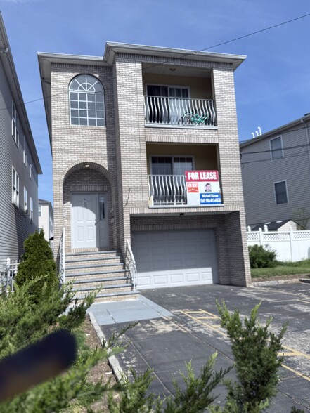 Building Photo - 523 Lidgerwood Ave