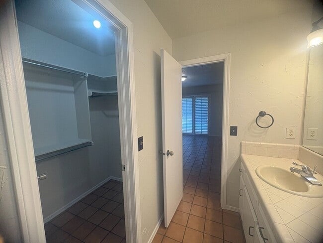 Building Photo - Three bedroom West Norman