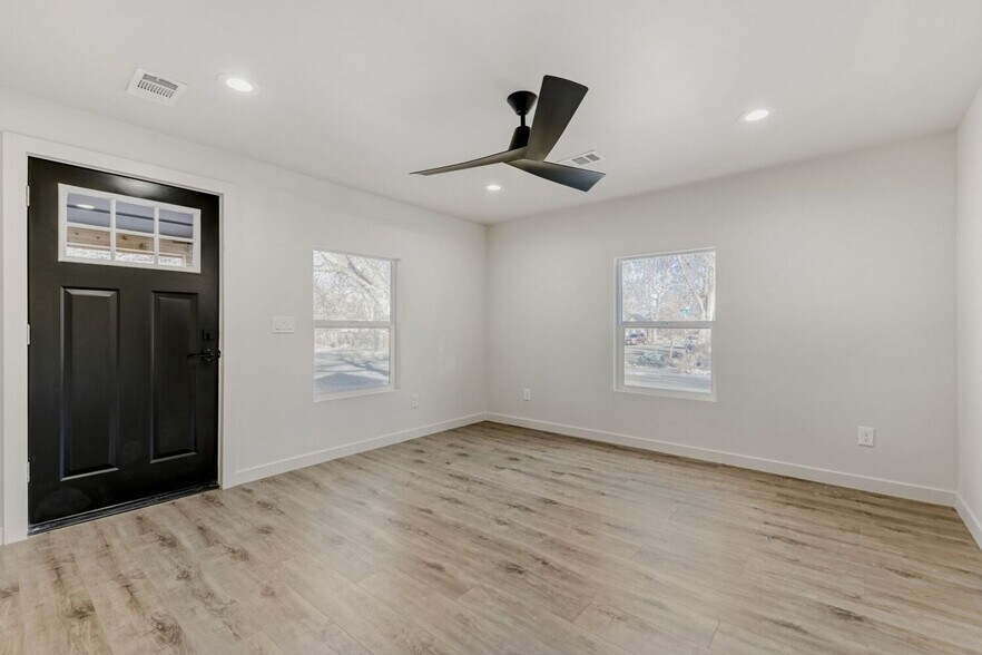 Building Photo - 946 Pratt St