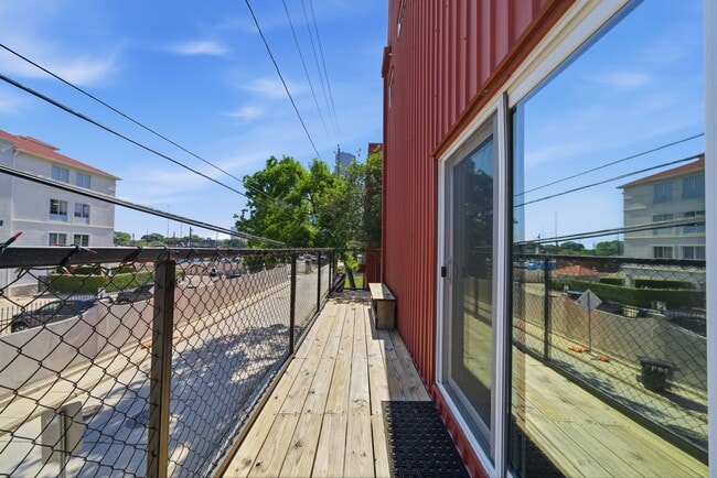 Building Photo - 913 Saulnier St