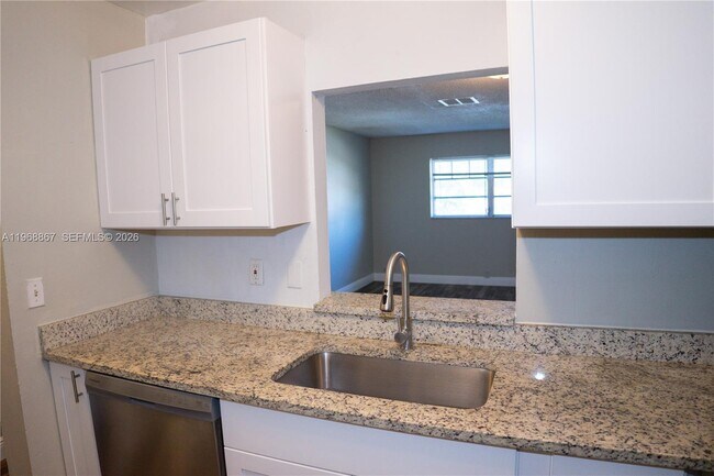 Building Photo - 4280 Woodside Dr