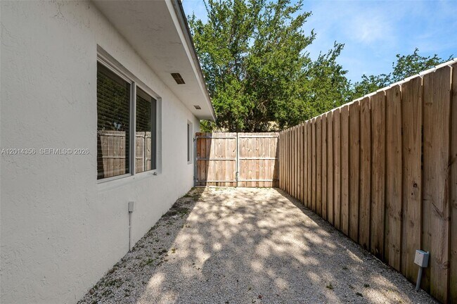 Building Photo - 512 Warren Ln