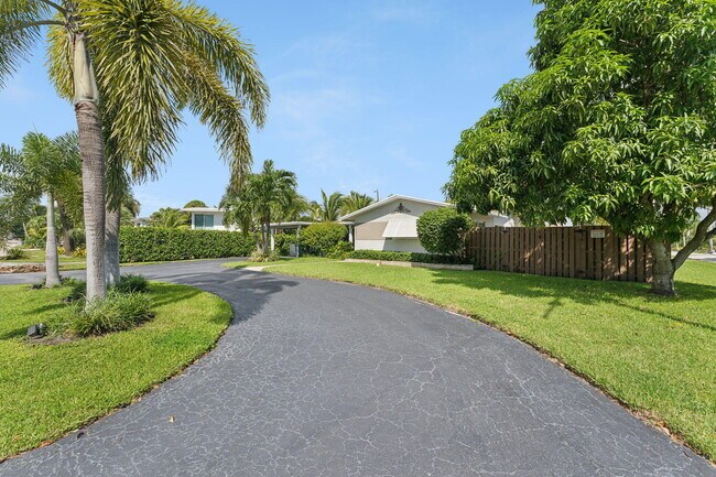 Building Photo - 2691 NE 18th St