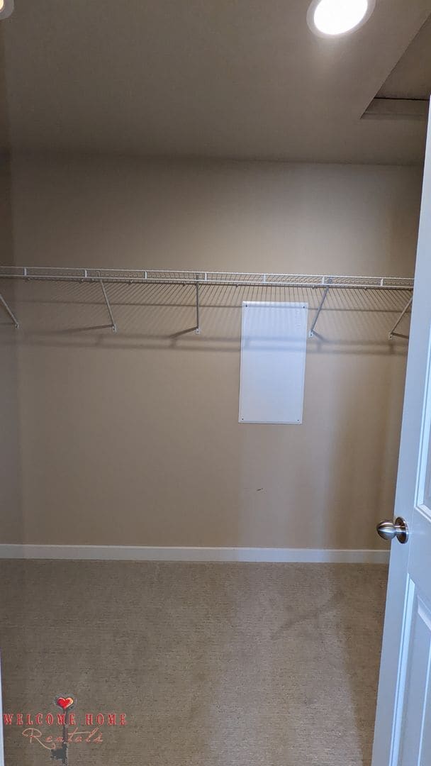 Building Photo - Beautiful open floorplan with FOUR large bedrooms and a cute office!!  AIR CONDITIONING!!!  NEW C...