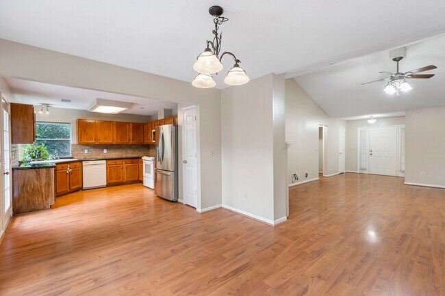 Building Photo - 207 N Dreamweaver Cir