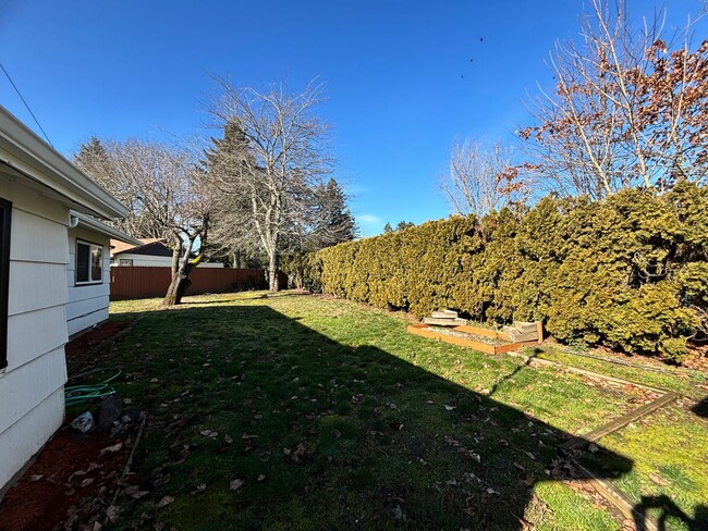 Building Photo - Newly Updated 3 Bedroom Home in SE Portland