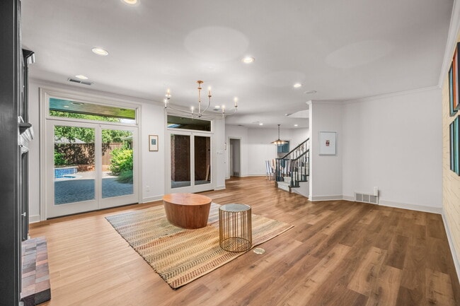 Building Photo - Luxury 5 Bed, 4.5 Bath, with Pool in Lakeridge!!!