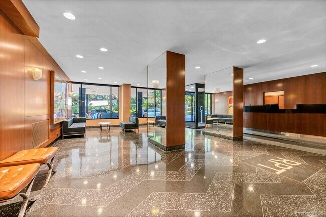 Building Photo - 555 Kappock St