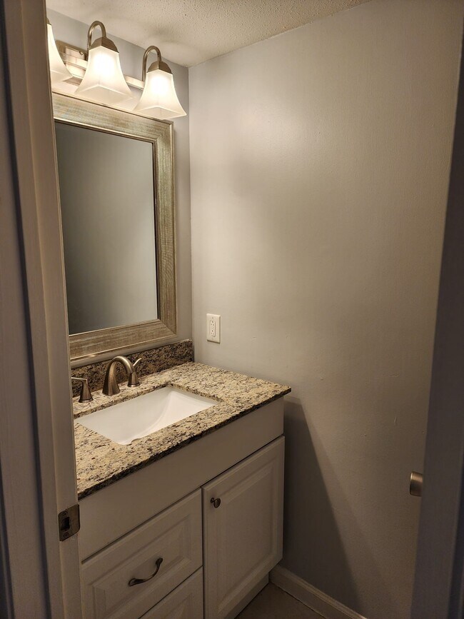 Building Photo - 11710 Southlake Dr