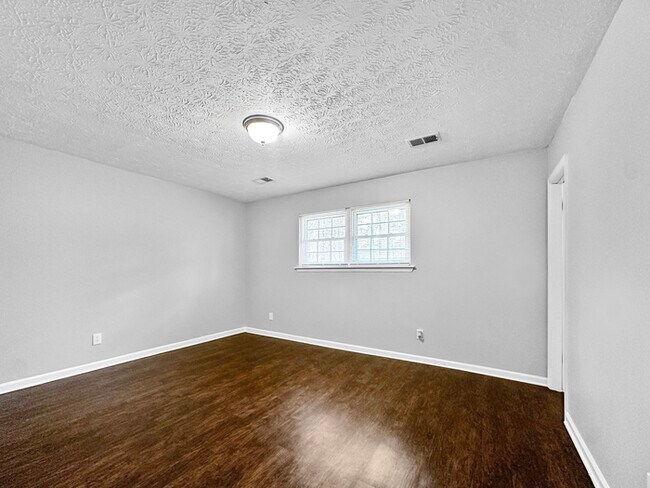 Building Photo - 9289 Forest Knoll Dr