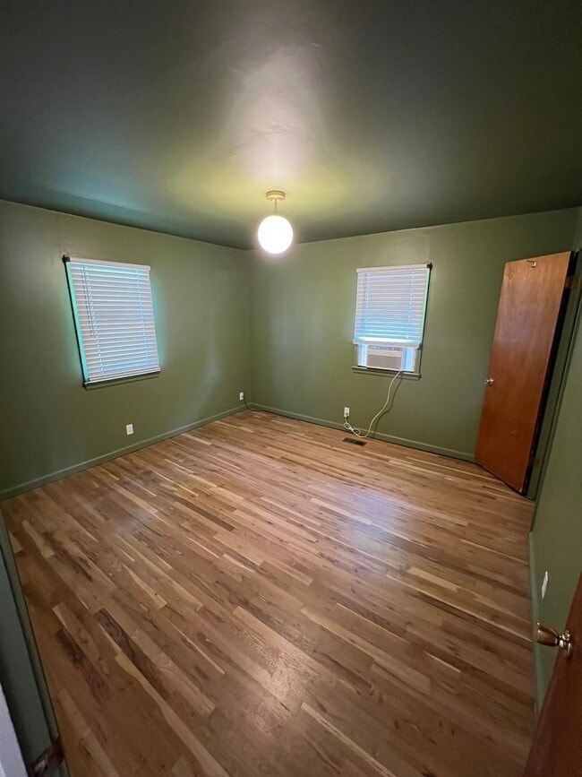 Building Photo - 2 Bedroom Home in Lincoln Park