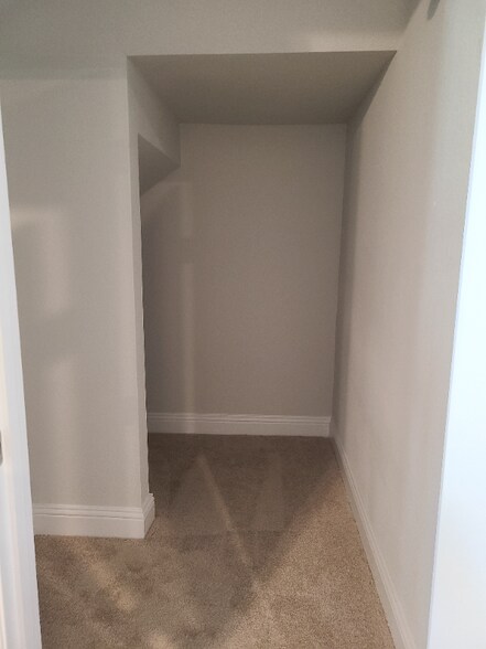 Building Photo - 6820 Meadow Crest Dr