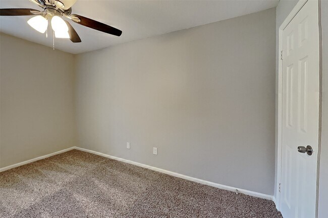 Building Photo - 3918 Forest Village Dr