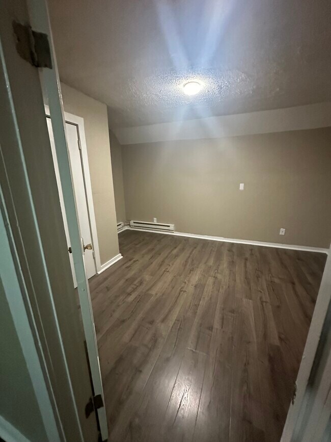 Building Photo - 4653-2 Bryant Ave N