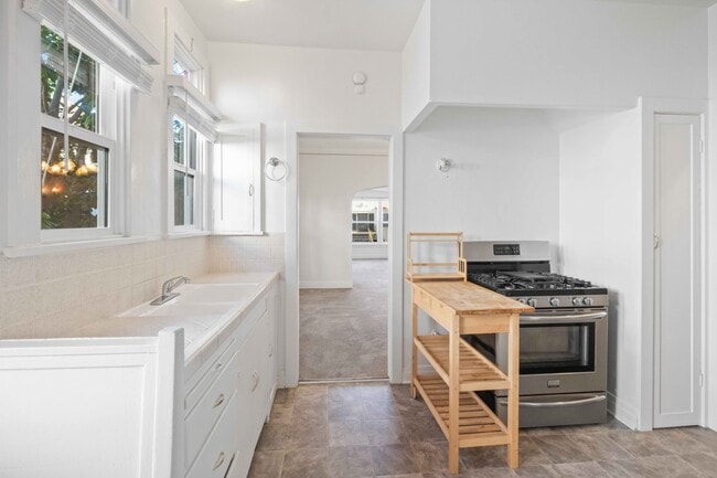 Building Photo - 645 S Detroit St