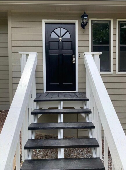 Building Photo - 211 Crabapple Ln