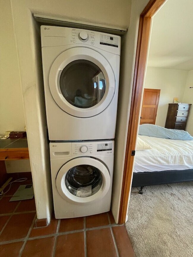 Building Photo - Spanish Style Downtown Townhome