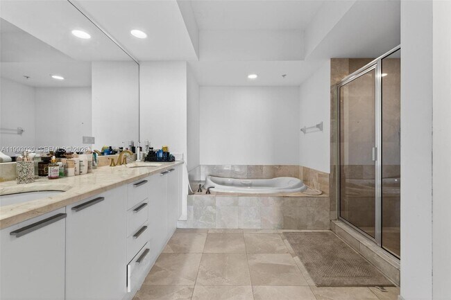 Building Photo - 15051 Royal Oaks Ln