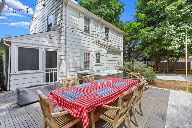 Building Photo - 61 Hillandale Rd