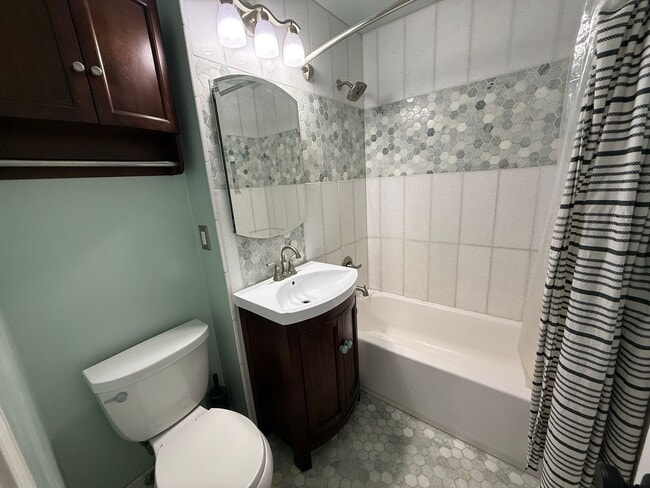 Building Photo - Luxury 4 Bed Home with Bonus Rooms and Pool