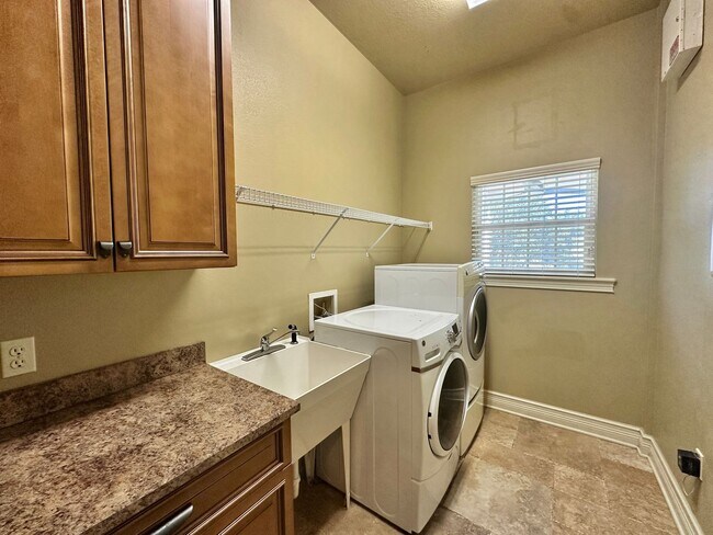Building Photo - Spacious Haile Plantation Apartment – 3BR/2BA with Over 2,000 Sq. Ft. | Pet Friendly & Prime Loca...