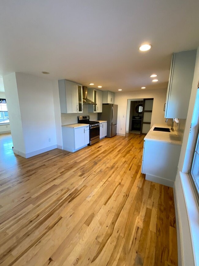 Building Photo - Three bedroom, Two+bathroom Townhouse Loca...