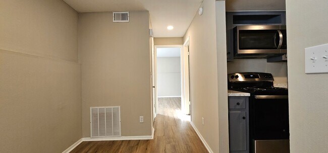 Building Photo - Beautiful One bedroom/one Bath apartment