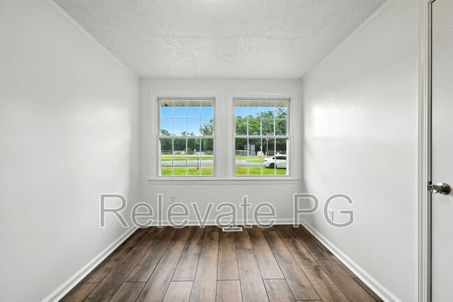 Building Photo - 6432 Maple Rd