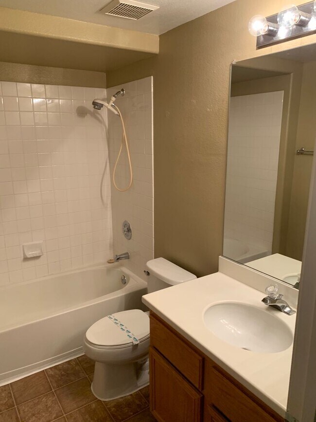 Building Photo - 3 Bedroom Condo in the Northwest